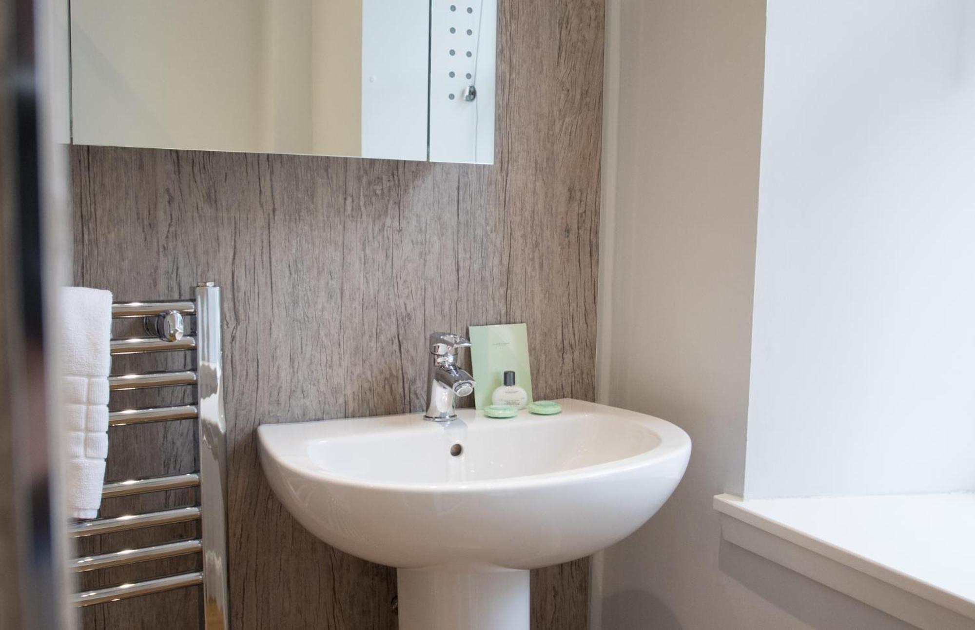 אינברנס Glenmoriston Town House Apartments מראה חיצוני תמונה